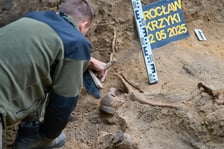 Prace archeologiczne specjalistów z Pracowni POMOST na cmenatrzu na Krzykach