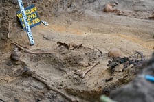 Prace archeologiczne specjalistów z Pracowni POMOST na cmenatrzu na Krzykach
