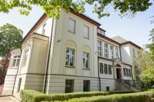 Odsłnięcie tablicy pamiątkowej na budynku AWF Wrocław, w którym powstały zdjęcia do "Stawki większej niż życie"