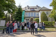 Odsłnięcie tablicy pamiątkowej na budynku AWF Wrocław, w którym powstały zdjęcia do "Stawki większej niż życie"