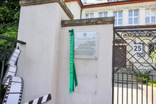 Odsłnięcie tablicy pamiątkowej na budynku AWF Wrocław, w którym powstały zdjęcia do "Stawki większej niż życie"