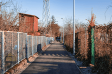 Dojazd do kładki nad Ślęzą od strony Muchoboru Małego, od ulicy Francuskiej