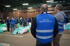 <p>Wybory na Prezydenta Polski 2025 - rozwożenie kart do głosowania po lokalach wyborczych</p>