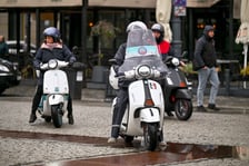 Zlot skuterów Vespa na placu Solnym