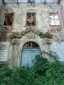 <p>Wejście i herb rodu. Ruiny pałacu von Zedlitza w Czerńczycach, oddalonych ok. 25 km od Wrocławia</p>
