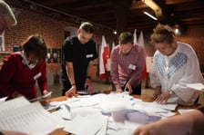 Komisja wyborcza nr 6 w Arsenale, w Muzeum Miejskim Wrocławia, zlicza oddane głosy