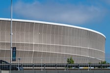 Dekoracje na finał Ligi Konferencji we Wrocławiu