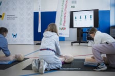 Kurs udzielania pierwszej pomocy w Szkole Podstawowej nr 30. Przeszkolonych zostało 100 uczniów