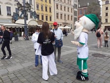 Puchar i maskotka przed fontanną w rynku, 23 maja 2025