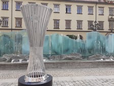 Puchar i maskotka przed fontanną w rynku, 23 maja 2025