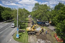 Usuwanie awarii kanalizacji deszczowej pod torowiskiem na ulicy Wróblewskiego