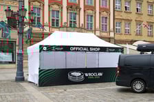 Budowa strefy Fan Festval na pl. Gołębim w rynku