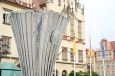 Budowa strefy Fan Festval na pl. Gołębim w rynku