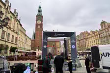 Budowa strefy Fan Festval na pl. Gołębim w rynku