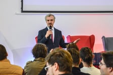 <p>Debata o tożsamości ziem zachodnich i p&oacute;łnocnych. Centrum Historii Zajezdnia, 22.05.2025. Przy mikrofonie dr Andrzej Jerie, dyrektor Centrum Historii Zajezdnia.</p>