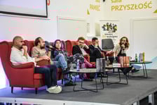 <p>Debata o tożsamości ziem zachodnich i p&oacute;łnocnych. Centrum Historii Zajezdnia, 22.05.2025. Od lewej: Sławomir Sochaj, Zbigniew Rokita, dr hab. Karolina Ćwiek-Rogalska, prof. Wojciech Kucharski, dr Marek Mutor, dr Katarzyna Uczkiewicz.</p>