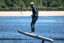 <p>Kopalnia wprowadza do oferty deski e-foil flyboard. Testowaliśmy nowy sprzęt</p>