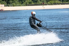 <p>Kopalnia wprowadza do oferty deski e-foil flyboard. Testowaliśmy nowy sprzęt</p>