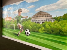 <p>Nowy mural na Tarczyński Arena Wrocław z okazji&nbsp;Finału Ligi Konferencji UEFA</p>
