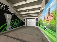 <p>Nowy mural na Tarczyński Arena Wrocław z okazji&nbsp;Finału Ligi Konferencji UEFA</p>