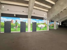 <p>Nowy mural na Tarczyński Arena Wrocław z okazji&nbsp;Finału Ligi Konferencji UEFA</p>