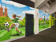 <p>Nowy mural na Tarczyński Arena Wrocław z okazji&nbsp;Finału Ligi Konferencji UEFA</p>