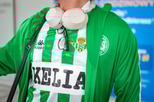 <p>Kibice Real Betis na lotnisku we Wrocławiu</p>