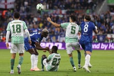 Jeden z zawodników Chelsea podnosi leżącego gracza Betisu