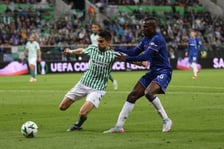 Ostra walka zawodnika Chelsea z graczem Betisu w czasie finału Pucharu Konferencji UEFA