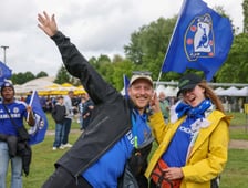 Kibice Chelsea Londyn w strefie kibica przy ul. Lotniczej przed finałem Ligi Konferencji