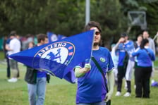 Kibice Chelsea Londyn w strefie kibica przy ul. Lotniczej przed finałem Ligi Konferencji