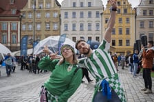 Kibice Realu Betis w strefie na Rynku kilka godzin przed finałem Ligi Konferencji