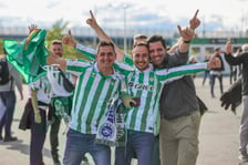 Finał Ligi Konferencji we Wrocławiu. Kibice Realu Betis i Chelsea pod stadionem