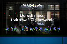 Młodzi artyści z  z Młodzieżowej Akademii Musicalowej MAM i Tramwaj Praw Dziecka