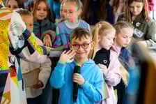 Młodzi artyści z  z Młodzieżowej Akademii Musicalowej MAM i Tramwaj Praw Dziecka