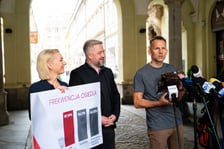 <p>Agata Dzikowska, Radosław Michalski i Bernard Słapa, ogłoszenie wynik&oacute;w frekwencyjnych na wrocławskich osiedlach. 2 czerwca 2025</p>