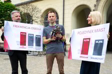 <p>Agata Dzikowska, Radosław Michalski i Bernard Słapa, ogłoszenie wynik&oacute;w frekwencyjnych na wrocławskich osiedlach. 2 czerwca 2025</p>