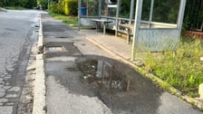 <p>Chodnik i przystanek na ulicy Lakierniczej&nbsp;</p>