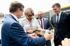 <p>Waldemar Wlazło z Solaris Bus &amp; Coach po podpisaniu umowy wręcza wiceprezydent Renacie Granowskiej model autobusu Solaris Urbino 12 electric we wrocławskich barwach zbudowanego z klock&oacute;w Lego</p>