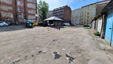 <p>Część podw&oacute;rka czekająca na remont</p>
