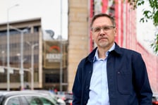 Paweł Szczepaniak, w tle są Arkady Wrocławskie