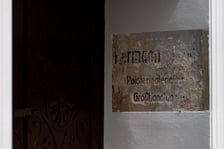<p>Kamienica przy ul. Cybulskiego 19 - odkryte niemieckie napisy</p>