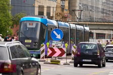 Przy skrzyżowaniu Świdnickiej z Piłsudskiego, druga połowa czerwca 2025