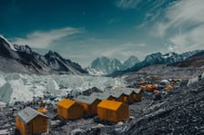 Wyprawa Mateusza Waligóry rowerem, pieszo i wspinając się na Mount Everest