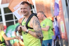 Przed PKO Nocnym Wrocław Półmaratonem. Zawodnicy i kibice na stadionie Olimpijskim