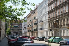 <p>Kamienice na Chudoby z białą Chudoby 9, czerwiec 2025</p>