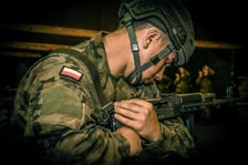 Żołnierze dobrowolnej zasadniczej służby wojskowej podczas pierwszego strzelania z ostrej amunicji