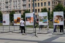 Wystawa „Perły Aglomeracji Wrocławskiej” przed Dworcem Głównym PKP we Wrocławiu