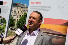 wójt Mietkowa Tomasz Sakuta. wystawa „Perły Aglomeracji Wrocławskiej” przed Dworcem Głównym PKP we Wrocławiu