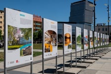 Wystawa „Perły Aglomeracji Wrocławskiej” przed Dworcem Głównym PKP we Wrocławiu